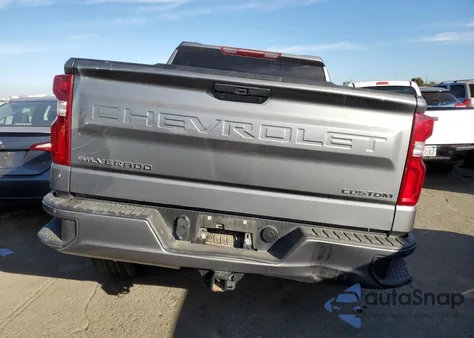 2021 Chevrolet Silverado 1500 4Wd Short Bed Custom z USA, uszkodzony, nr VIN 3GCPYBEKXMG449894